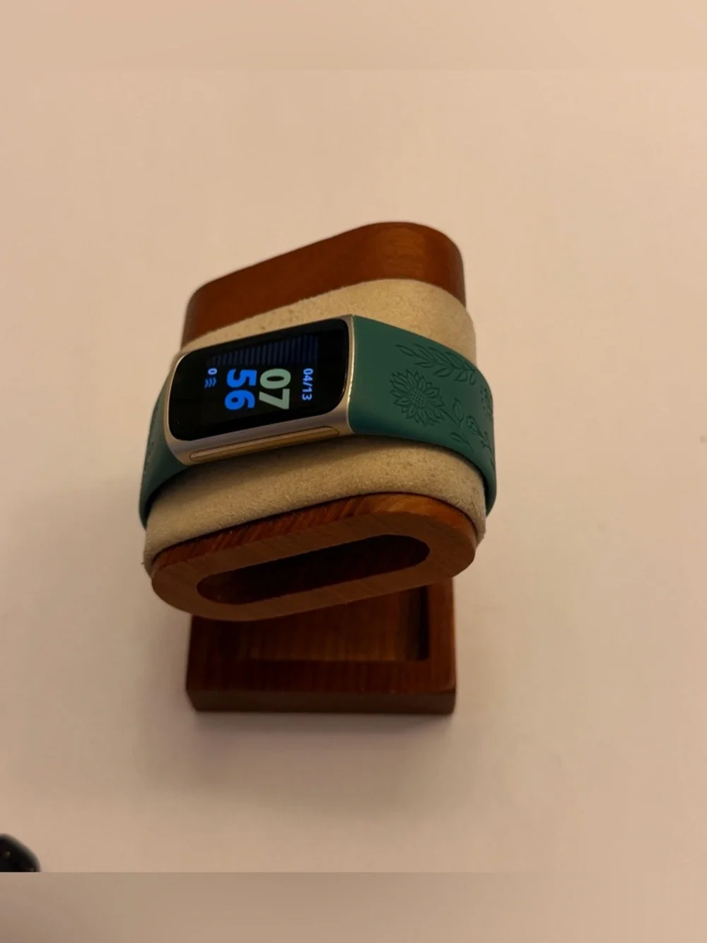 Charge 5, Tested, Gold Case, New Flower Embossed Band, Charger Included